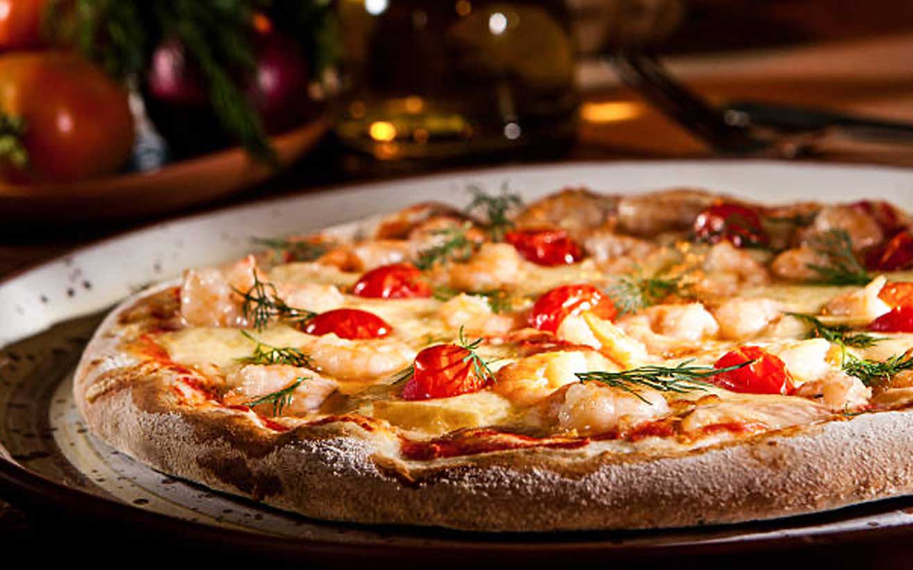 Pizzarello Argentina. Autentica pizza napoletana, Con tomates y mozzarella, de masa madre y 80% de hidratación.